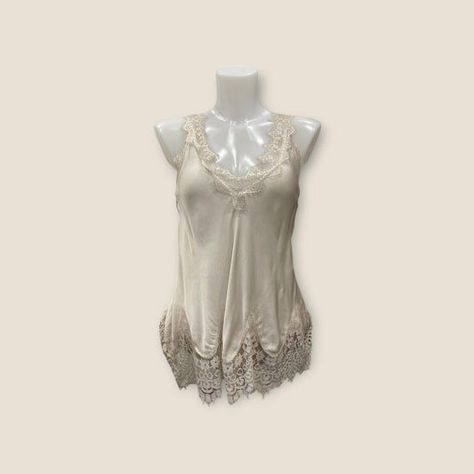 Top s krajkovým lemem