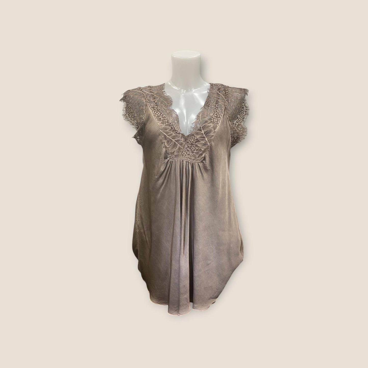 Top s krátkým rukávem a krajkou