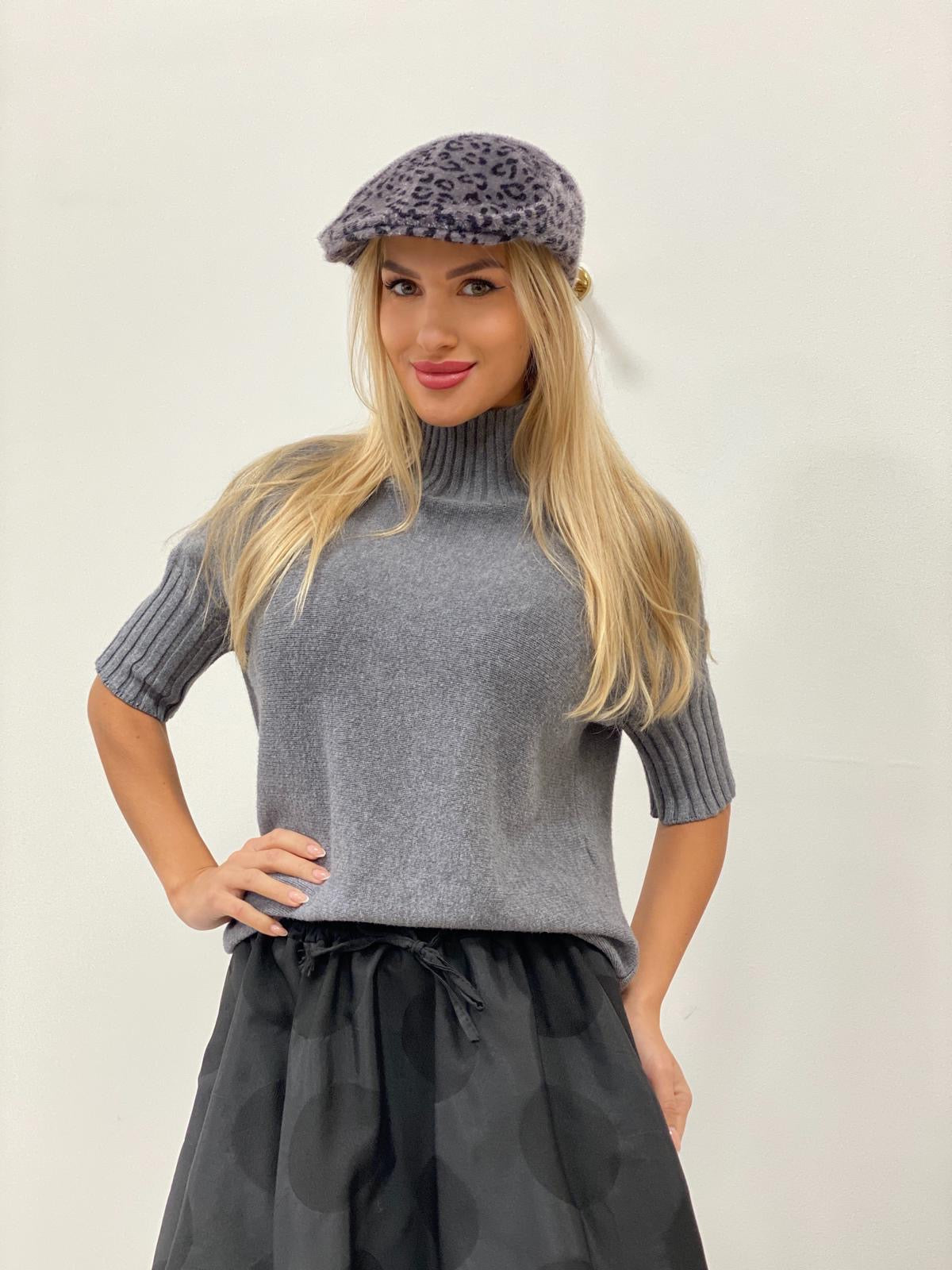 Šedý svetr s krátkým rukávem