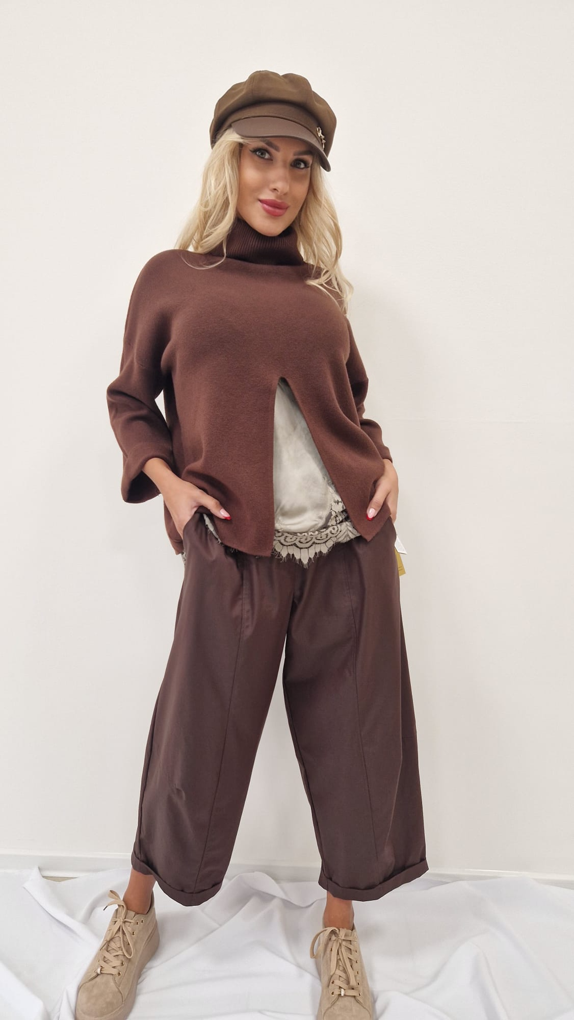 Top s krajkovým lemem