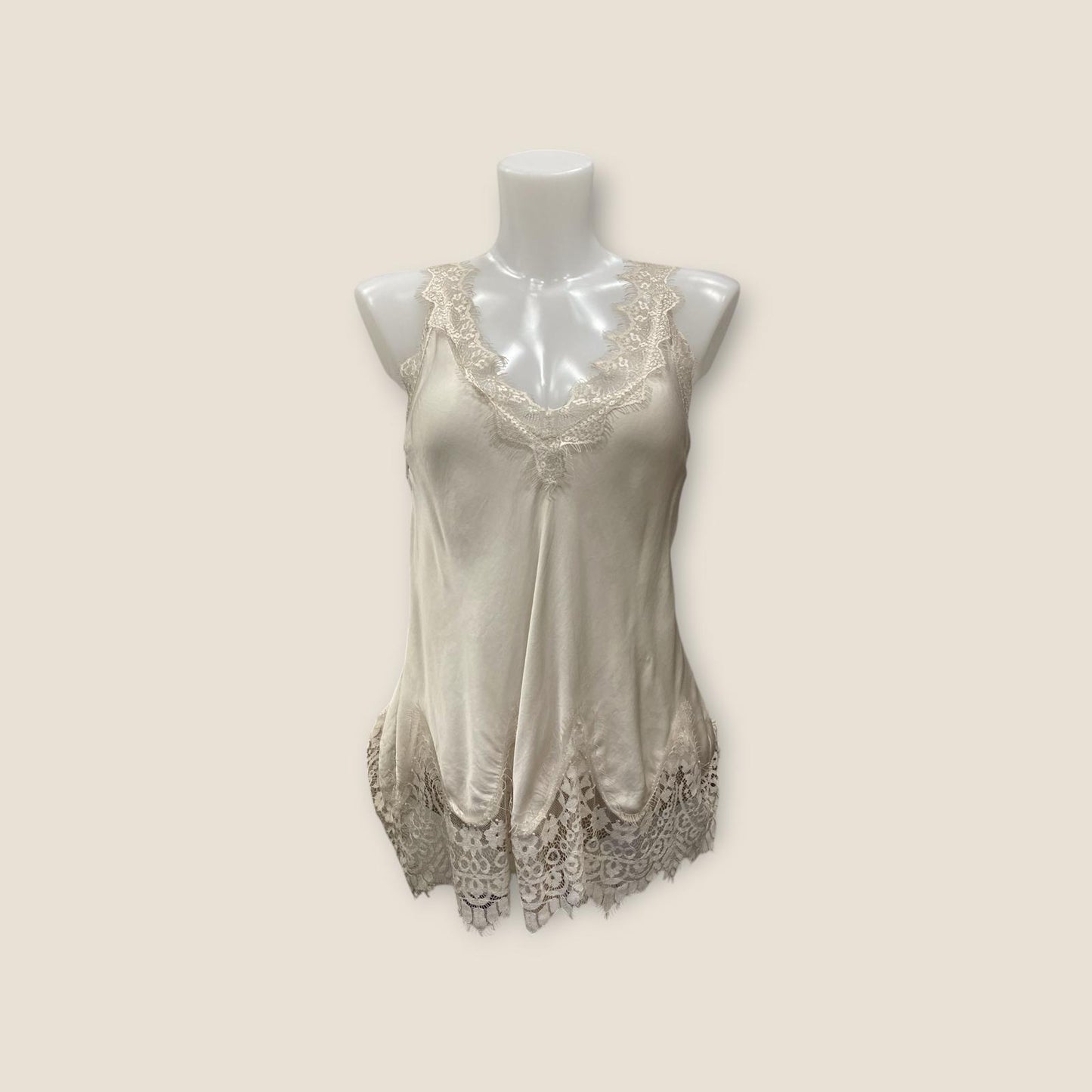 Top s krajkovým lemem