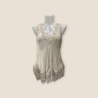 Top s krajkovým lemem