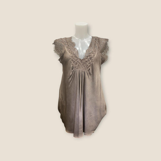 Top s krátkým rukávem a krajkou