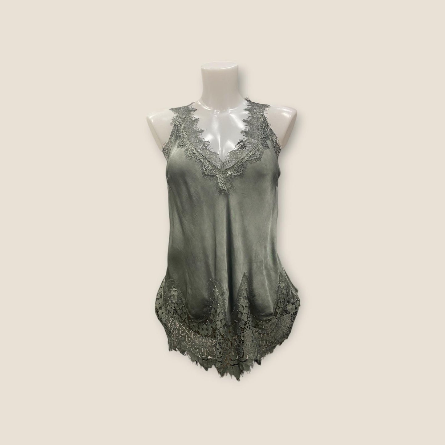 Top s krajkovým lemem