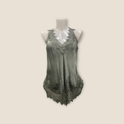 Top s krajkovým lemem