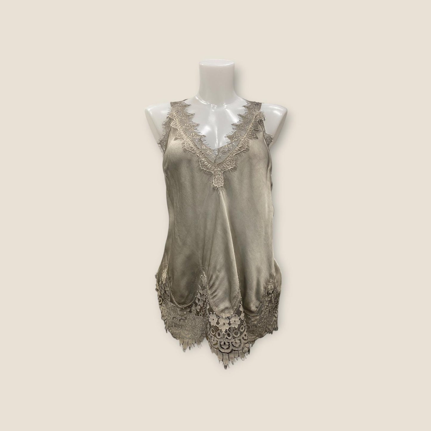 Top s krajkovým lemem