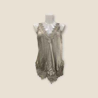 Top s krajkovým lemem