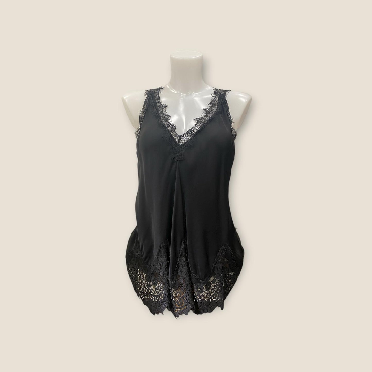 Top s krajkovým lemem