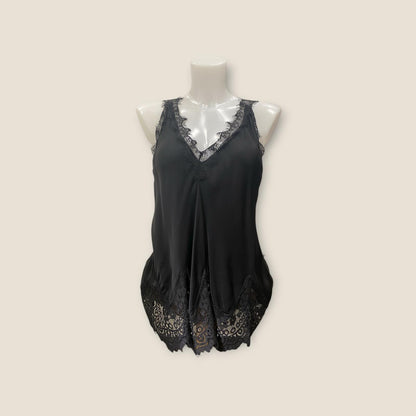 Top s krajkovým lemem