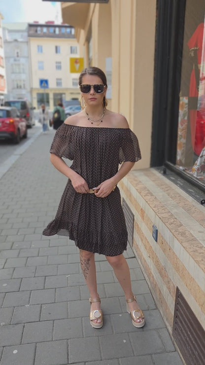 Hnědé šaty s puntíky